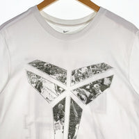 NIKE ナイキ Kobe Bryant コービー・ブライアント Los Angeles Lakers Statue Unveil Tee メモリアル 半袖 Tシャツ ホワイト Size L 福生店