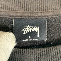 STUSSY ステューシー ロゴ 王冠 バックプリント クルーネックスウェット ブラック Z3000SAS19 Size L 福生店