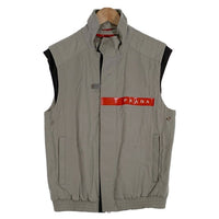 PRADA SPORT プラダスポーツ ナイロン スタンドカラー ジップアップベスト ラバーロゴプリント ライトグレー SGV217 Size 50 福生店