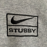 STUSSY ステューシー NIKE ナイキ クルーネック スウェット グレー CT4311-063 Size M 福生店