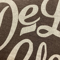 Deluxe Wear デラックスウエア 前V プリント クルーネックスウェットトレーナー ダークブラウン Size S 瑞穂店