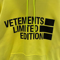 VETEMENTS ヴェトモン Logo-Printed Hoodie フロントロゴプリント プルオーバースウェットパーカー イエロー 蛍光 オーバーサイズ UE51TR820Y Size XS 福生店
