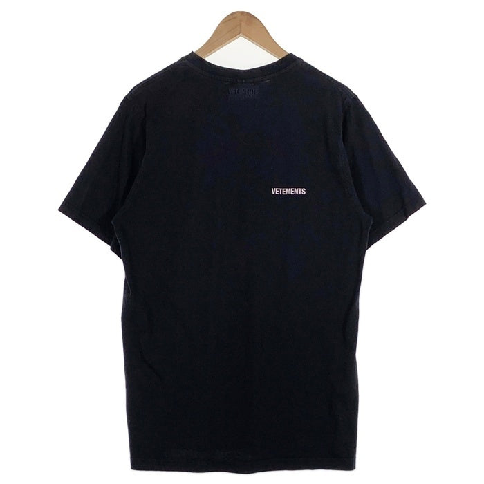 関税送料込み【VETEMENTS】ヴェトモン スタッドロゴ Tシャツ VETEMENTS / ヴェトモン ラインストーン ロゴ Tシャツ メンズ