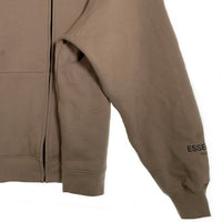 FOG ESSENTIALS エッセンシャルズ バックラバーロゴプリント ジップアップ スウェットパーカー カーキ Size L 福生店