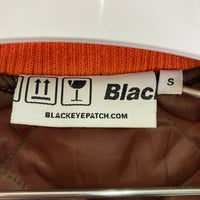 THE BLACK EYE PATCH ブラックアイパッチ Bエンブレム ダック ベスト オレンジ sizeS 瑞穂店