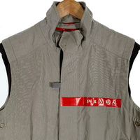 PRADA SPORT プラダスポーツ ナイロン スタンドカラー ジップアップベスト ラバーロゴプリント ライトグレー SGV217 Size 50 福生店