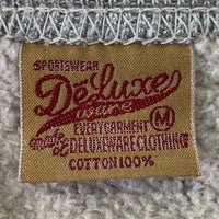DELUXEWARE デラックスウエア BROOKLYN 前V プリント クルーネックスウェットトレーナー グレー S101-38 Size M 福生店