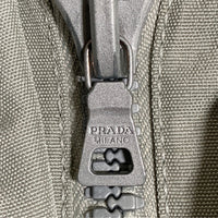 PRADA SPORT プラダスポーツ ナイロン スタンドカラー ジップアップベスト ラバーロゴプリント ライトグレー SGV217 Size 50 福生店