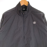 UMBRO アンブロ AWAY DAYS ナイロンウーブンジャケット 刺繡 ブラック UF5SWB40M Size M-L 福生店