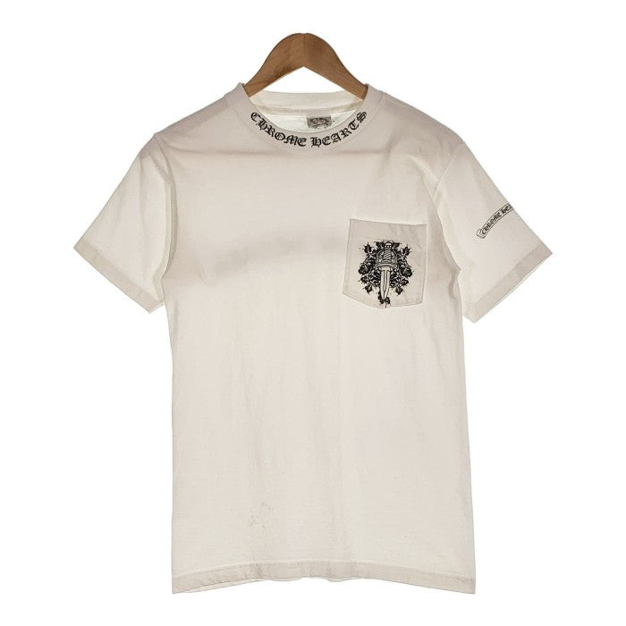 Chrome Hearts クロムハーツ ポケット Tシャツ ホワイト ダガー スクロールラベル ネック プリント オールド Size S –  GolRagオンラインショップ