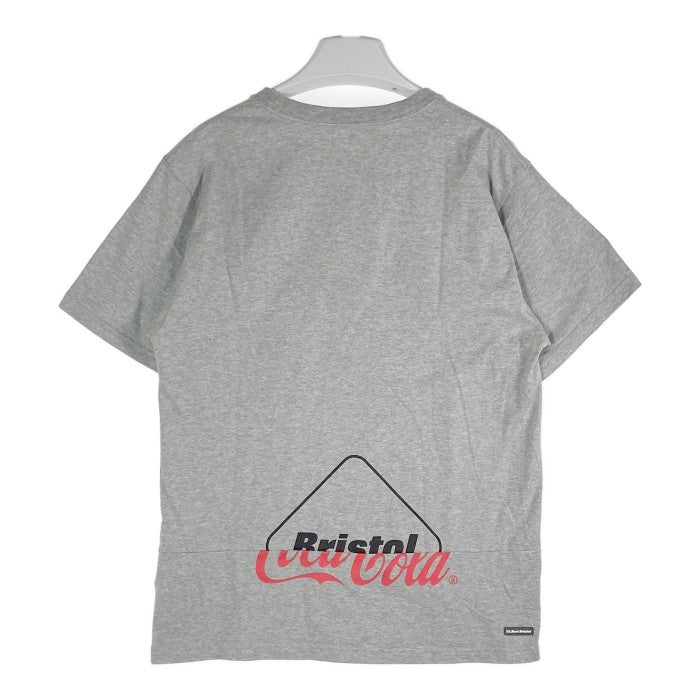 F.C.Real Bristol × COCA-COLA エフシーレアルブリストル × コカ コーラ FCRB-200023 20SS SPLIT  LOGO TEE ロゴ Tシャツ グレー sizeM 瑞穂店