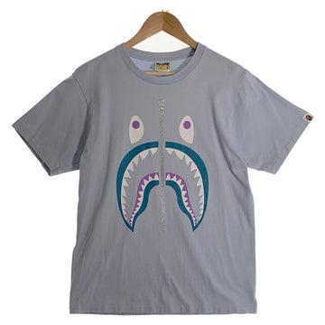 A BATHING APE アベイシングエイプ TEXT CODE CAMO SHARK TEE シャークプリント Tシャツ ライトブルー 001TEJ301018M Size M 福生店