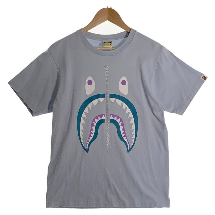 A BATHING APE アベイシングエイプ TEXT CODE CAMO SHARK TEE シャークプリント Tシャツ ライトブルー 001TEJ301018M Size M 福生店
