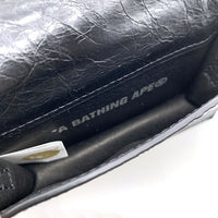 A BATHING APE アベイシングエイプ MINI WALLET M ミニウォレット カウレザー エンボス加工 ショルダーストラップ ブラック 福生店