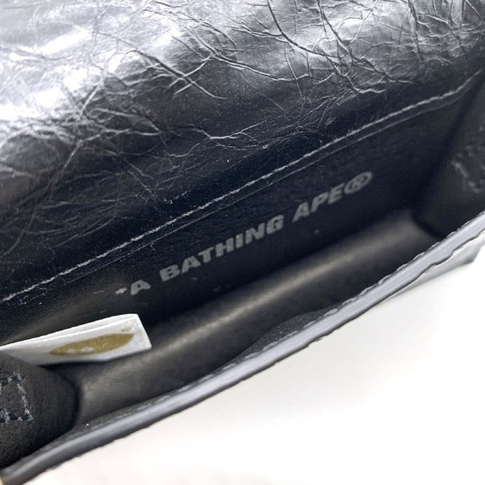 A BATHING APE アベイシングエイプ MINI WALLET M ミニウォレット カウレザー エンボス加工 ショルダーストラップ ブラック 福生店