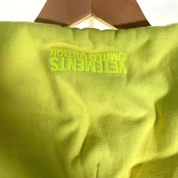 VETEMENTS ヴェトモン Logo-Printed Hoodie フロントロゴプリント プルオーバースウェットパーカー イエロー 蛍光 オーバーサイズ UE51TR820Y Size XS 福生店