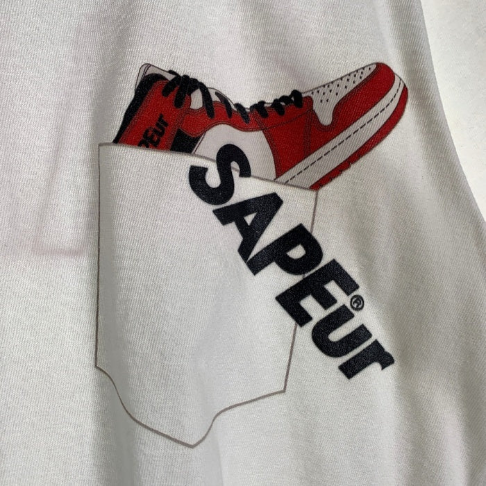 SAPEur サプール 騙し絵ポケットプリント ロゴ Tシャツ ホワイト