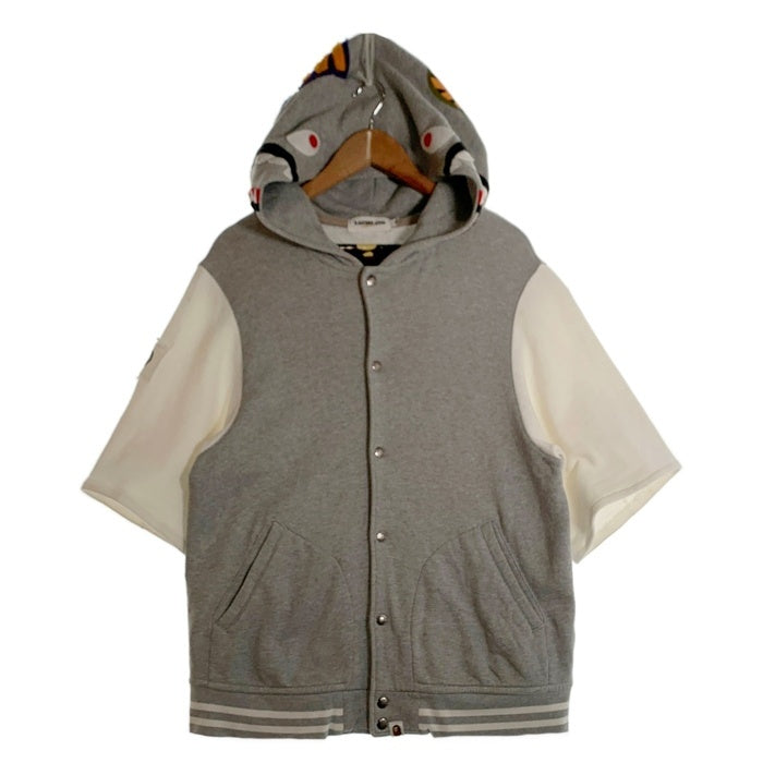 A BATHING APE ア ベイシング エイプ シャーク 半袖 フード付き バーシティージャケット スタジアムジャケット スタジャン グレー ホワイト Size XL 福生店