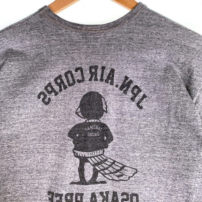 SAMURAI JEANS サムライジーンズ JPN.AIR CORPS OSAKA PREF. 半袖 プリント Tシャツ グレー SizeL 福生店