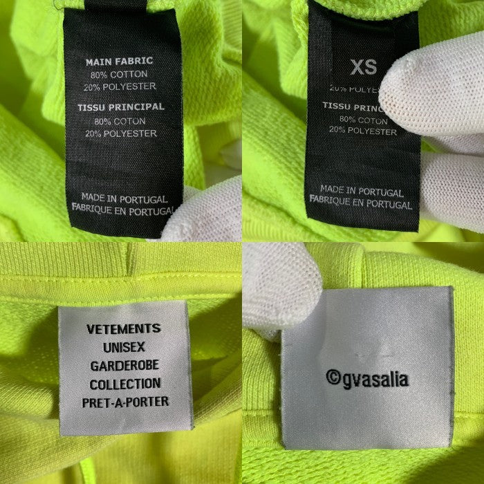 VETEMENTS ヴェトモン Logo-Printed Hoodie フロントロゴプリント プルオーバースウェットパーカー イエロー 蛍光 オーバーサイズ UE51TR820Y Size XS 福生店