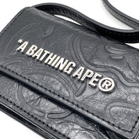 A BATHING APE アベイシングエイプ MINI WALLET M ミニウォレット カウレザー エンボス加工 ショルダーストラップ ブラック 福生店