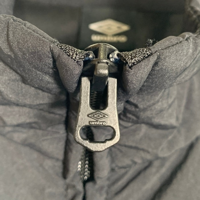 UMBRO アンブロ AWAY DAYS ナイロンウーブンジャケット 刺繡 ブラック UF5SWB40M Size M-L 福生店