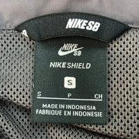 NIKE SB ナイキエスビー AO565-082 シールド メンズ コーチ ジャケット グレー sizeS 瑞穂店