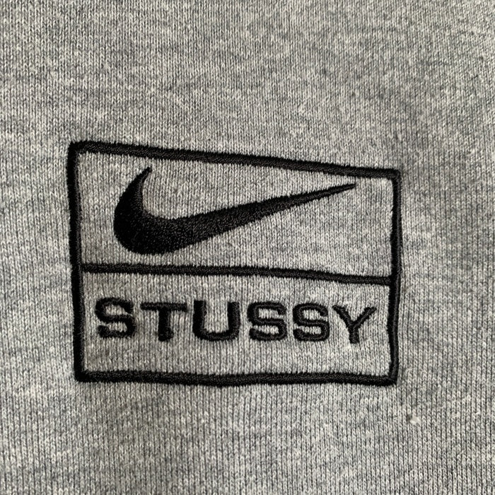 STUSSY ステューシー NIKE ナイキ クルーネック スウェット グレー CT4311-063 Size M 福生店