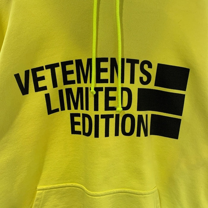 VETEMENTS ヴェトモン Logo-Printed Hoodie フロントロゴプリント プルオーバースウェットパーカー イエロー 蛍光 オーバーサイズ UE51TR820Y Size XS 福生店