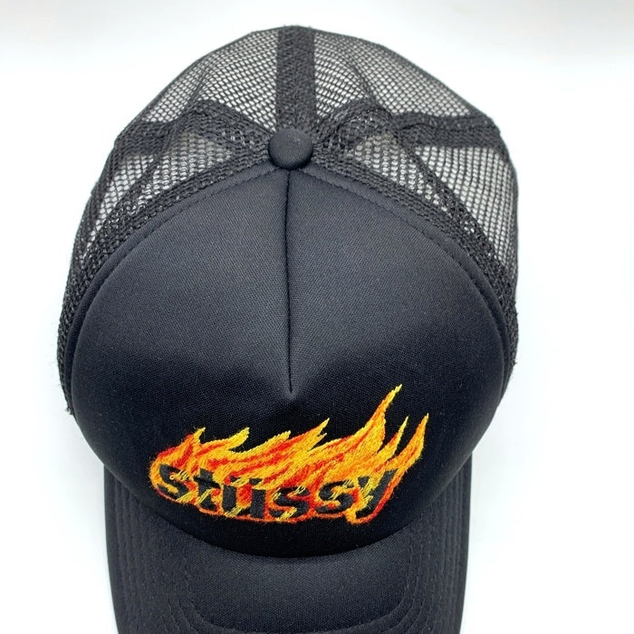 STUSSY ステューシー フレイムロゴ刺繡 トラッカーキャップ メッシュ スナップバック ブラック 福生店