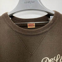 Deluxe Wear デラックスウエア 前V プリント クルーネックスウェットトレーナー ダークブラウン Size S 瑞穂店