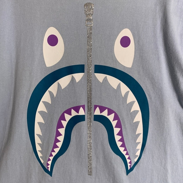 A BATHING APE アベイシングエイプ TEXT CODE CAMO SHARK TEE シャークプリント Tシャツ ライトブルー 001TEJ301018M Size M 福生店