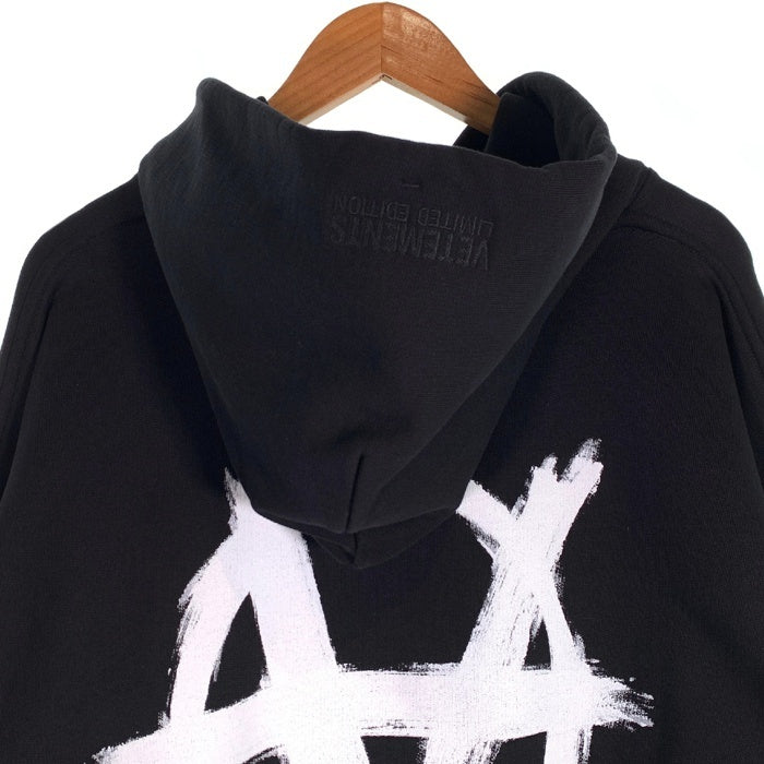 VETEMENTS ヴェトモン HOODYS ダブルアナーキー プリント スウェットパーカー ブラック UA52TR830W Size XS 福生店