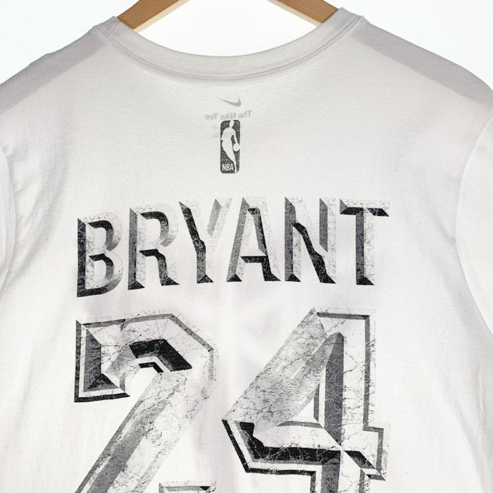 NIKE ナイキ Kobe Bryant コービー・ブライアント Los Angeles Lakers Statue Unveil Tee メモリアル 半袖 Tシャツ ホワイト Size L 福生店