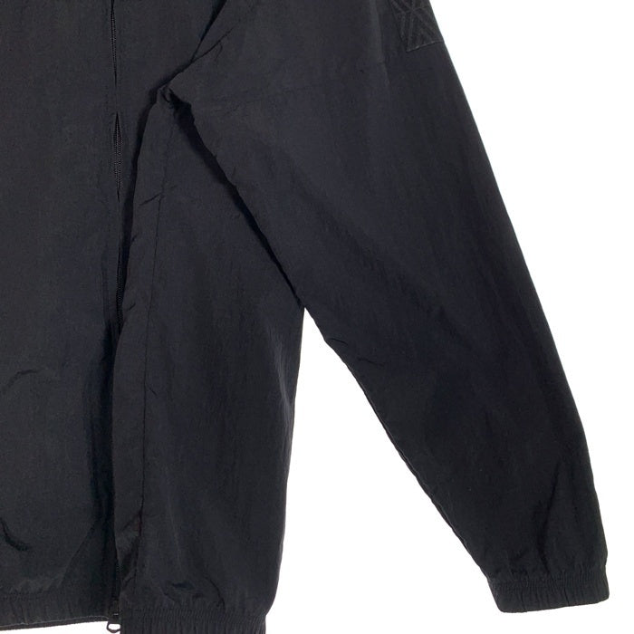 UMBRO アンブロ AWAY DAYS ナイロンウーブンジャケット 刺繡 ブラック UF5SWB40M Size M-L 福生店