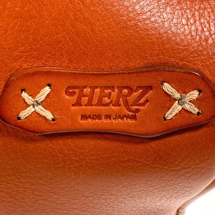 HERZ ヘルツ 立体マチ・ボディバッグ ショルダーバッグ 牛革 ステアハイド キャメル F-5 福生店