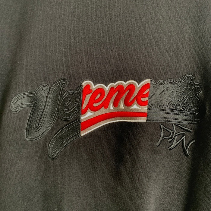 VETEMENTS ヴェトモン 18AW Baseball Logo Embroidered Sweatshirt ベースボールロゴ クルーネック スウェット ブラック MAH18TR31 Size M 福生店