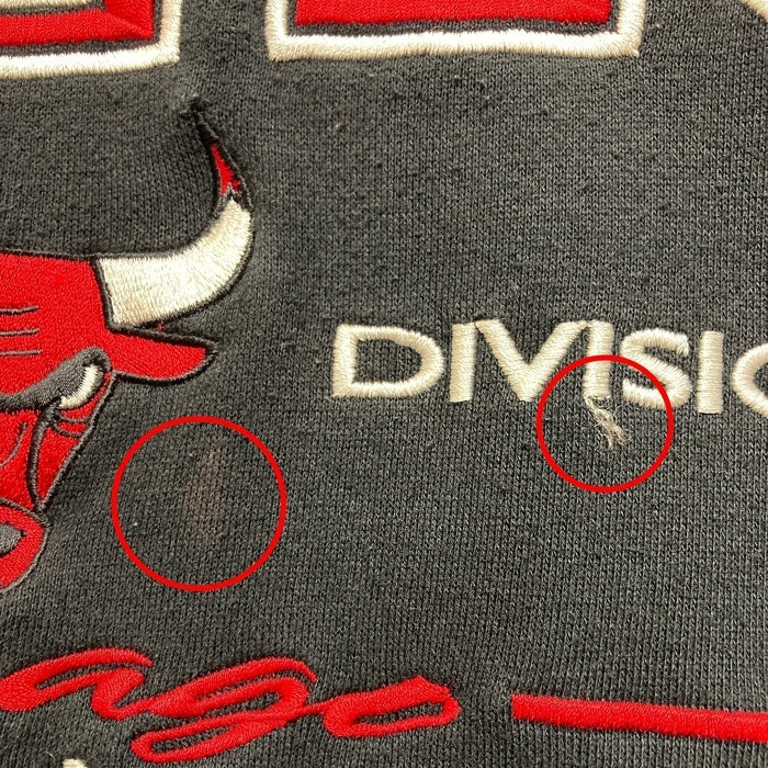 NBA CHICAGO BULLS シカゴ・ブルズ フットボール スウェットトレーナー ブラック レッド 刺繡 Lee Sports Size L 瑞穂店