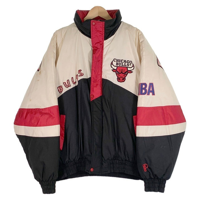 90's NBA CHICAGO BULLS シカゴ・ブルズ PRO PLAYER 中綿 ジャケット スタジャン ホワイト ブラック レッド Size XL 福生店