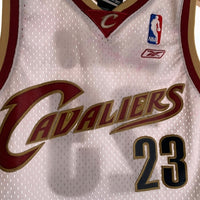 Reebok リーボック NBA Cleveland Cavaliers クリーブランド キャバリアーズ 23 LeBron James レブロン ジェームス ゲームシャツ ユニフォーム ホワイト ゴールド レッド Size M 福生店