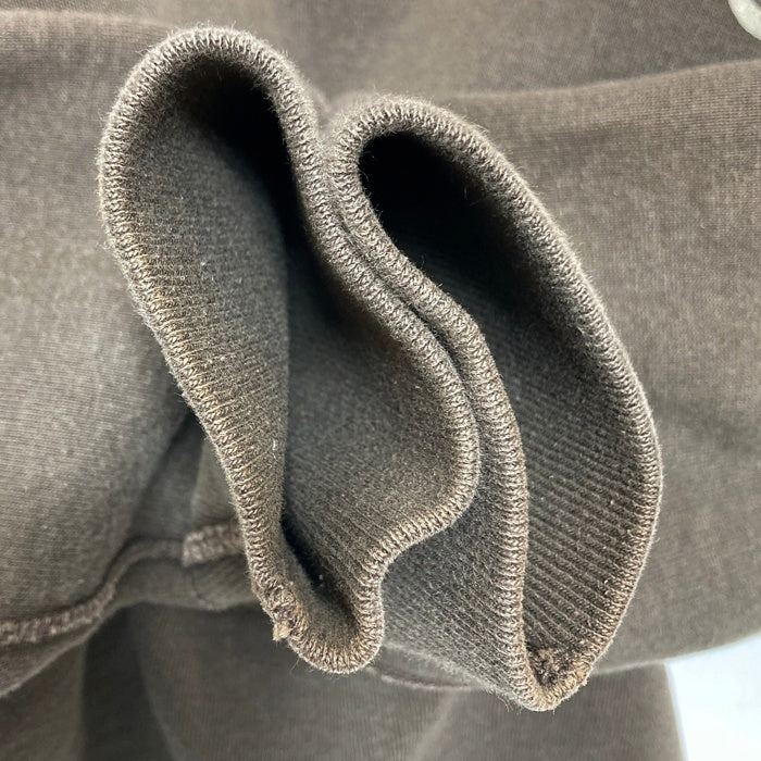 Deluxe Wear デラックスウエア 前V プリント クルーネックスウェットトレーナー ダークブラウン Size S 瑞穂店