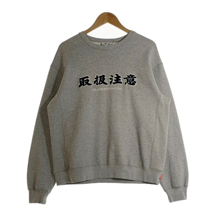 THE BLACK EYE PATCH ブラックアイパッチ 取扱注意 クルーネック スウェット グレー Size M 福生店