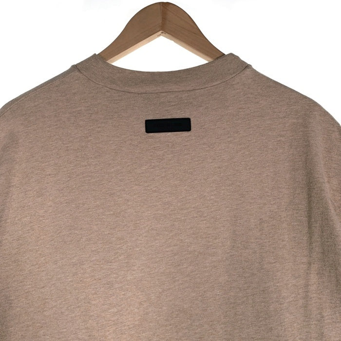 FOG ESSENTIALS エッセンシャルズ フロントラバーロゴ Tシャツ ベージュ Size S 福生店