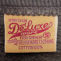Deluxe Wear デラックスウエア 前V プリント クルーネックスウェットトレーナー ダークブラウン Size S 瑞穂店