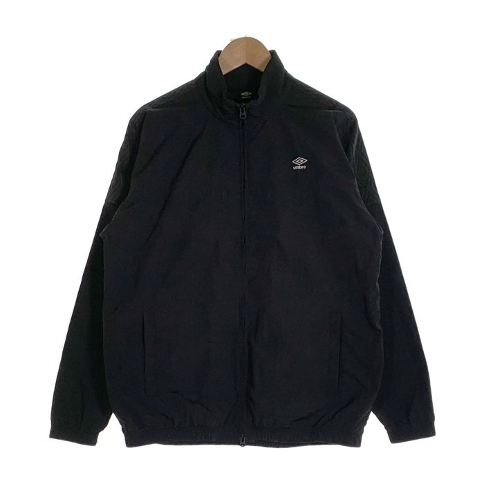 UMBRO アンブロ AWAY DAYS ナイロンウーブンジャケット 刺繡 ブラック UF5SWB40M Size M-L 福生店