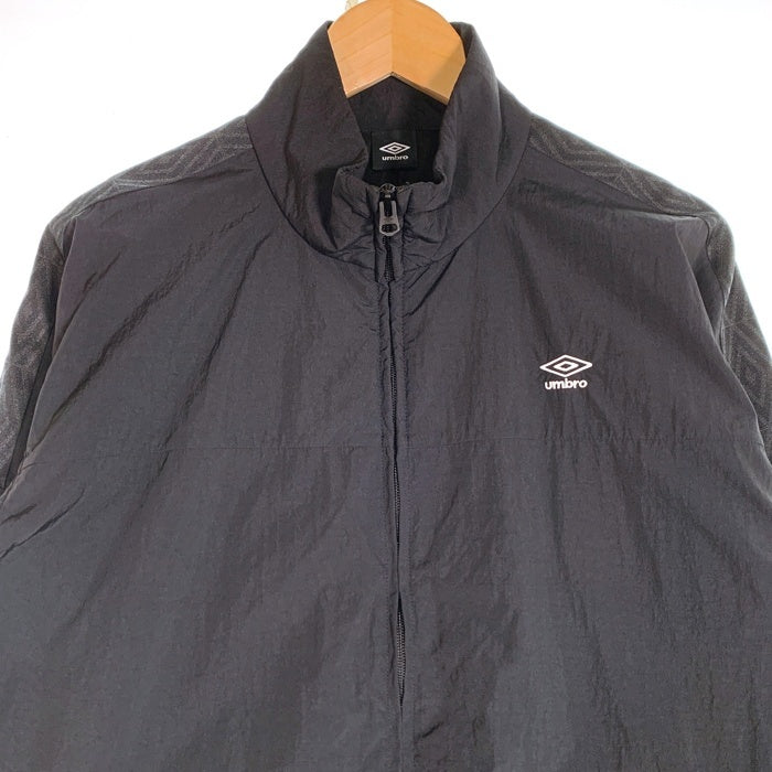 UMBRO アンブロ AWAY DAYS ナイロンウーブンジャケット 刺繡 ブラック UF5SWB40M Size M-L 福生店