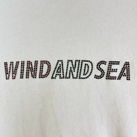 WIND AND SEA ウィンダンシー XMAS RHINE STONE CREW NECK トレーナー ホワイト sizeM 瑞穂店