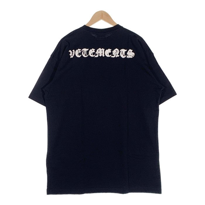 VETEMENTS ヴェトモン 21SS Anarchy Gothic Logo Tee アナーキー ゴシックロゴ プリント Tシャツ オーバーサイズ ブラック UE51TR640B Size XS 福生店