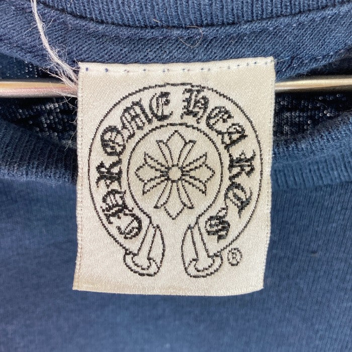 CHROME HEARTS クロムハーツ セメタリーバックプリント ホースシュークロス スクロールラベル ポケット Tシャツ ネイビー sizeM 瑞穂店