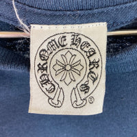 CHROME HEARTS クロムハーツ セメタリーバックプリント ホースシュークロス スクロールラベル ポケット Tシャツ ネイビー sizeM 瑞穂店